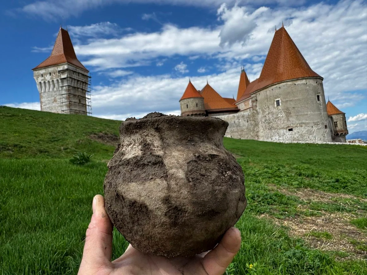 Cercetări arheologice în apropierea Castelului Corvinilor (© Muzeul Castelul Corvinilor)