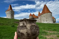 Cercetări arheologice în apropierea Castelului Corvinilor (© Muzeul Castelul Corvinilor)
