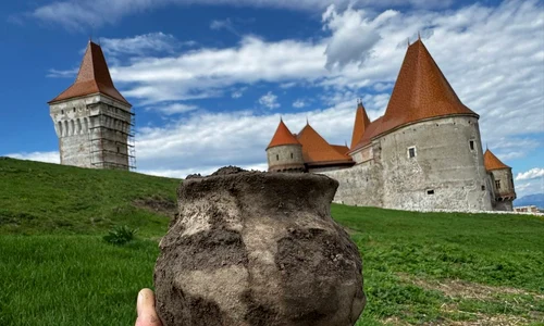 Cercetări arheologice în apropierea Castelului Corvinilor (© Muzeul Castelul Corvinilor)