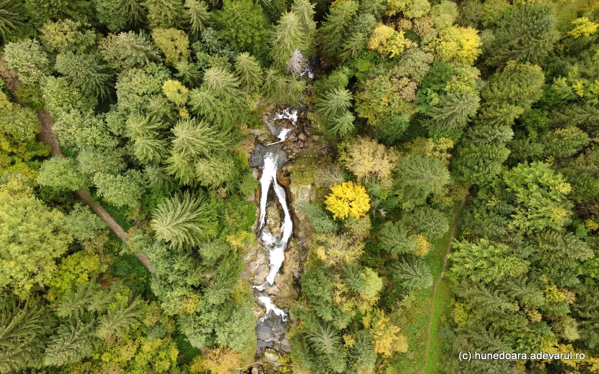 Casacada Lolaia din Retezat. Imagini aeriene. Foto: Daniel Guță