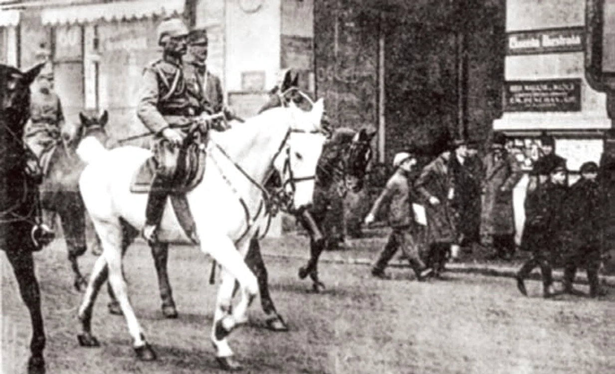 Carte poştală de propagandă: la 23 noiembrie (6 decembrie,  s.n.) 1916,  pe calul său alb,  mareşalul August von Mackensen intră în Bucureşti