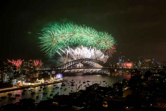Mii de turişti din toată lumea vin să admire focurile de artificii din Sidney