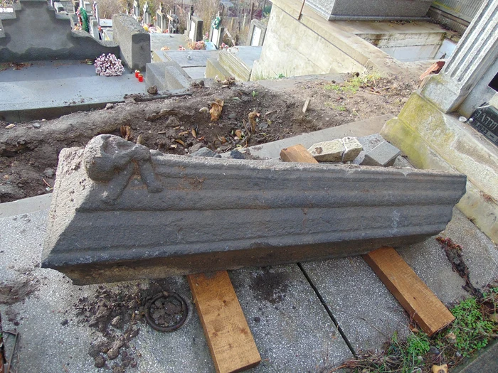 Piatra de mormânt descoperită în cimitirul din Aiud (foto: Muzeul de Istorie Aiud)