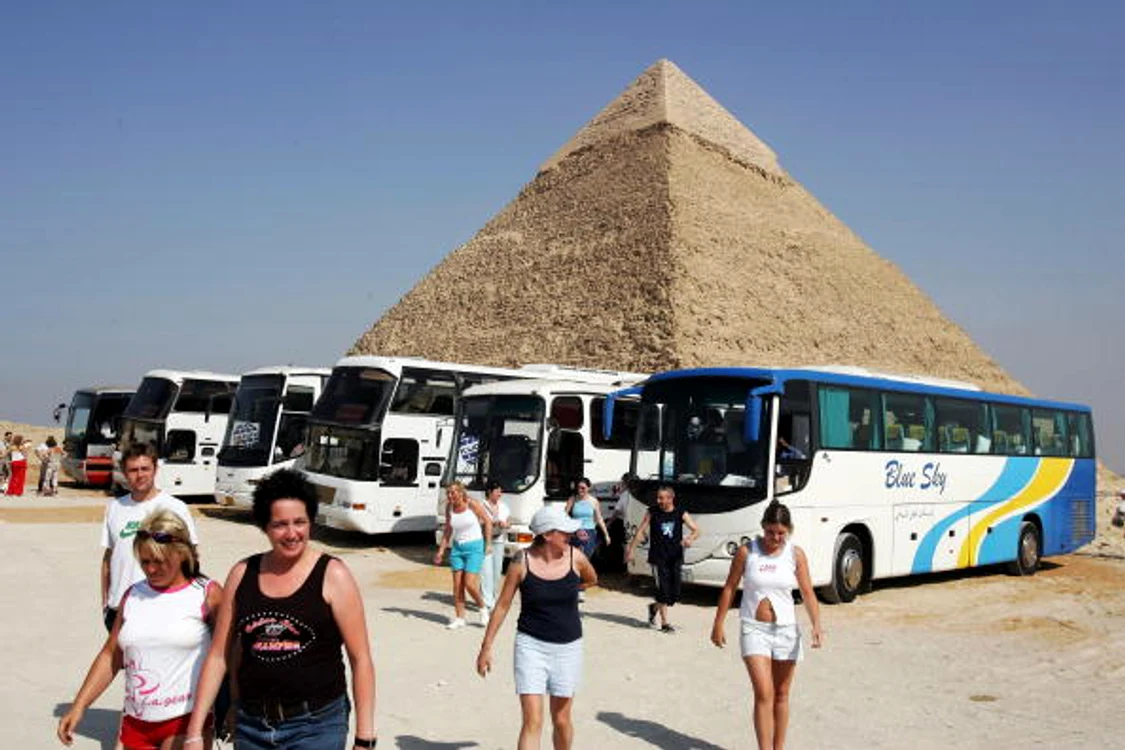 De multe ori, priveliștea este blocată de autocarele pline cu turiști