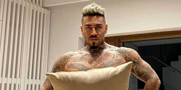 Alex Velea are posteriorul la vedere în poza prin care arată că a acceptat provocarea Pillow Challenge FOTO Instagram