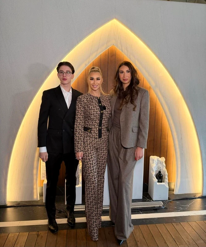 Anamaria Prodan, fiica Sarah și fiul ei, Laurențiu Reghecampf Jr foto: arhiva personală 