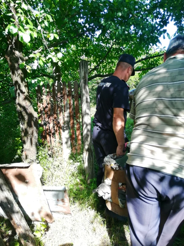 Imagini de la masiva alunecare de teren din Roşiile Vâlcea unde un deal a luat-o la vale - evacuarea Foto Adevărul
