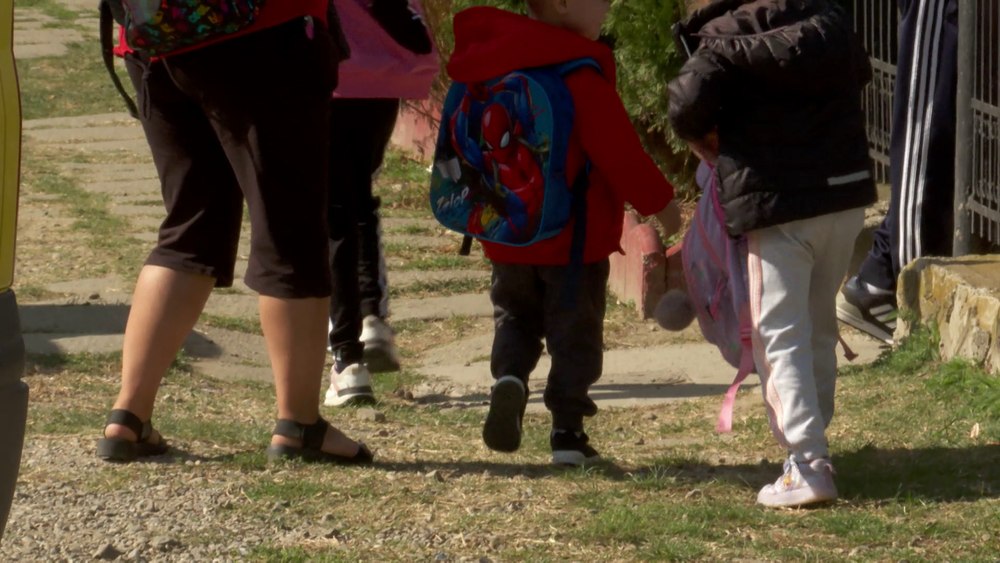 Condamnare cu suspendare pentru profesorul de engleză care ar fi pipăit o elevă de 9 ani din Buzău