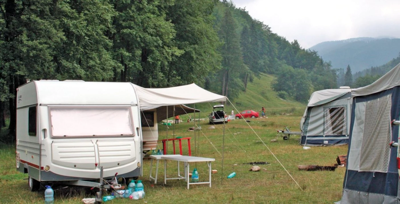 Loc de camping la poalele muntelui FOTO Adevărul