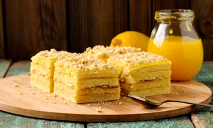 Prajitura cu crema de lamaie Sursa foto shutterstock 503549560 jpg