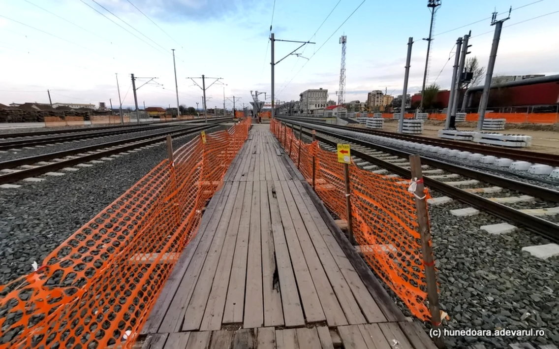 lucrari de infrastructura feroviara in gara devei foto daniel guta adevarul