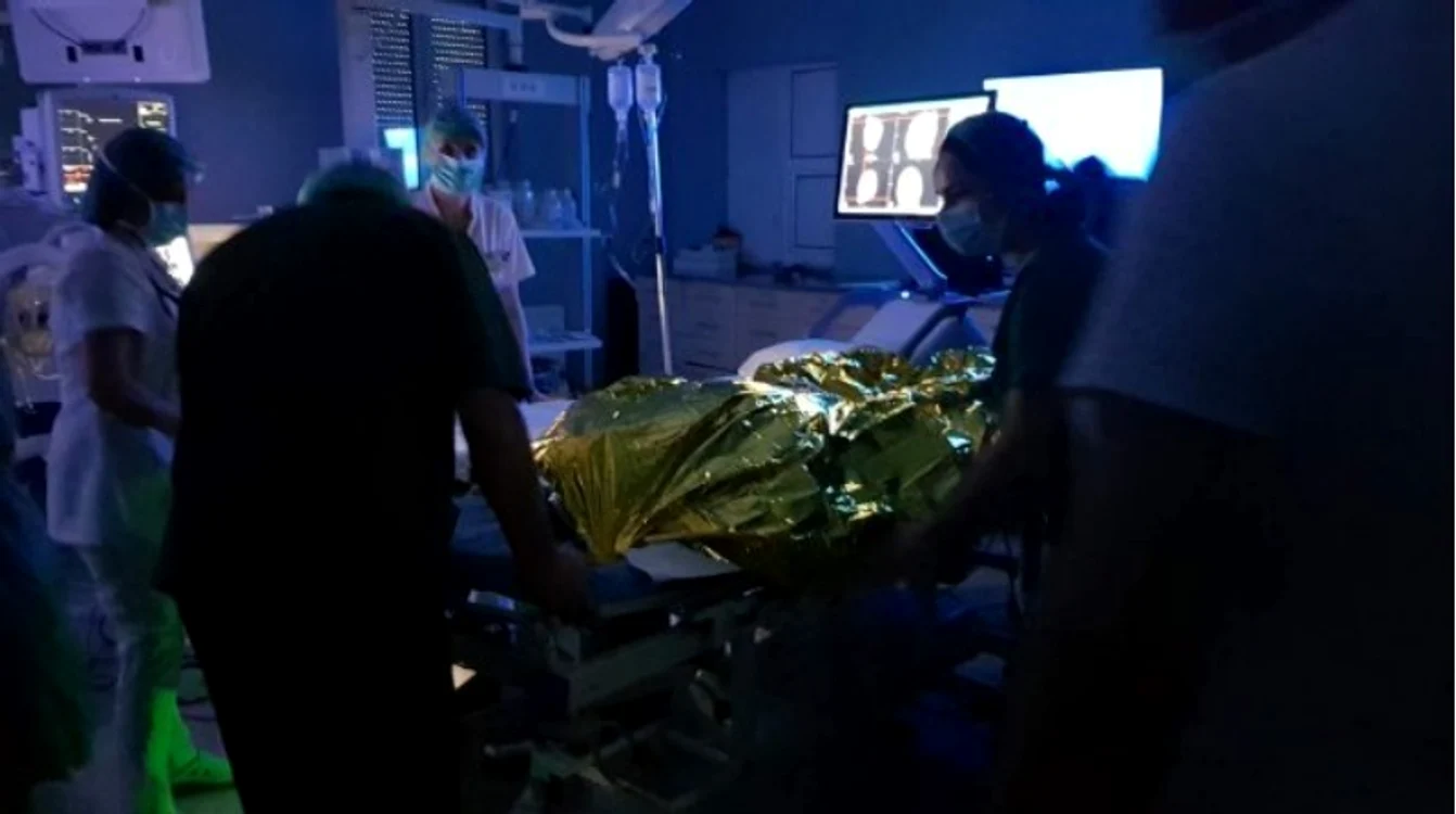 
    Medicii au operat o pacientă printr-o metodă care necesită întunericFOTO: ZDI  