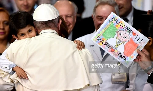 Suveranul Pontif i a sărutat pe copii în semn de mulțumire și afecțiune  jpeg