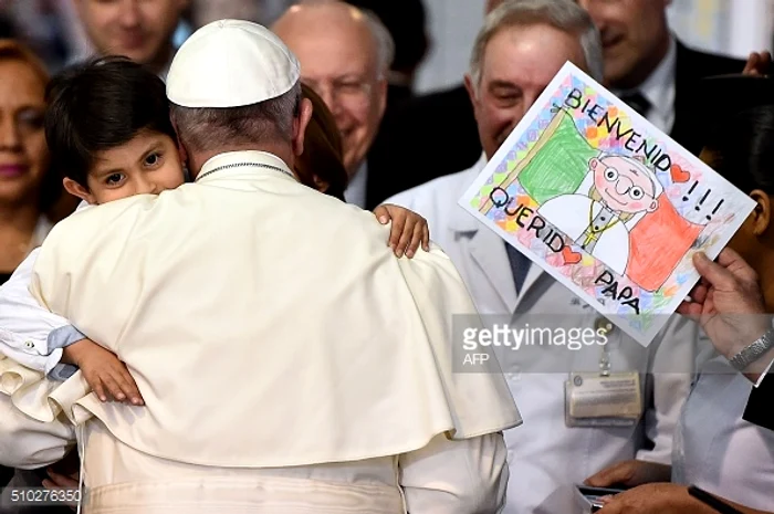 Suveranul Pontif i-a sărutat pe copii în semn de mulțumire și afecțiune.