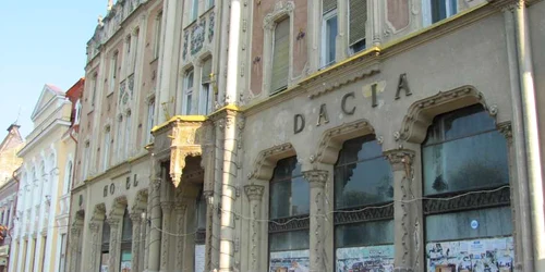 Hotelul “Dacia“ din central Sătmarului, închis pentru reabilitare de milionarul Vasile Ţânţaş