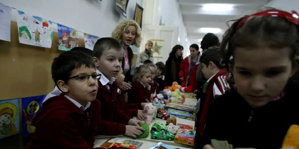 Micuţii şi-au scos la vânzare cele mai iubite jucării