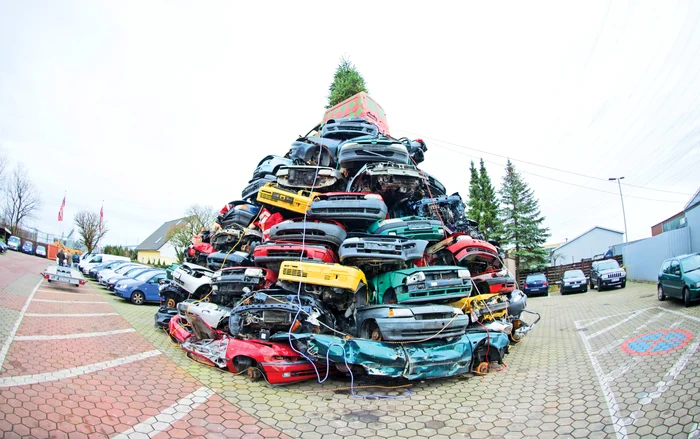 
    Pomul de Crăciun din maşini vechi  se află la HamburgFoto: Photoland, Corbis  