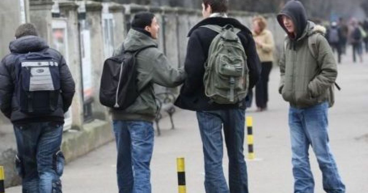 Cazul elevilor ținuți în frig în fața unei școli din Bacău naște controverse. Cum ar trebui impusă disciplina la liceu Cazul elevilor ținuți în frig în fața unei școli din Bacău naște controverse. Cum ar trebui impusă disciplina la liceu