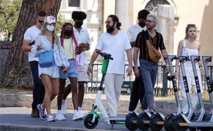 
    Heidi s-a plimbat împreună cu soţul, Tom, şi cu Lou, Johan, Henry şi LeniFoto: Profimedia  