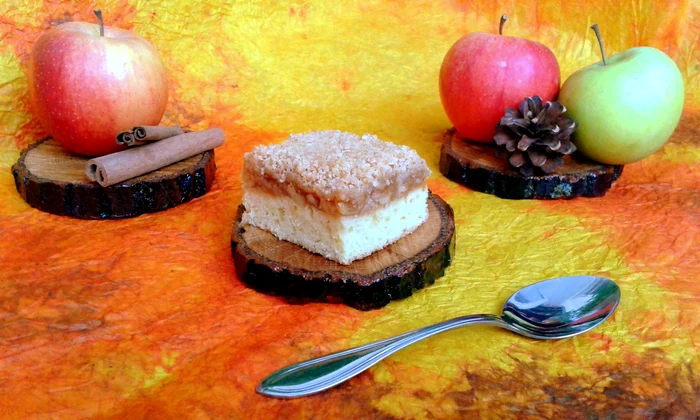 Prăjitură turnată cu mere şi biscuiţi