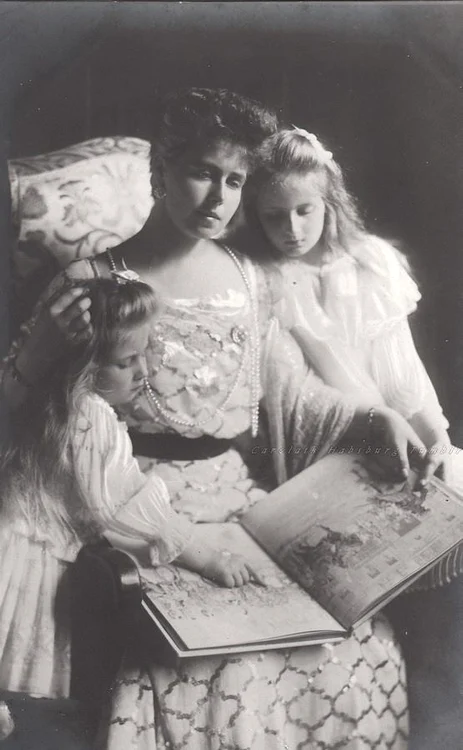 Principesa Maria împreună cu fetele ei,  Elisabeta și Mignon