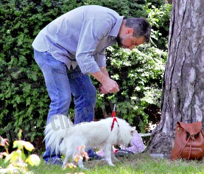 Şi holul, şi scările sunt pavate cu marmură şi granit