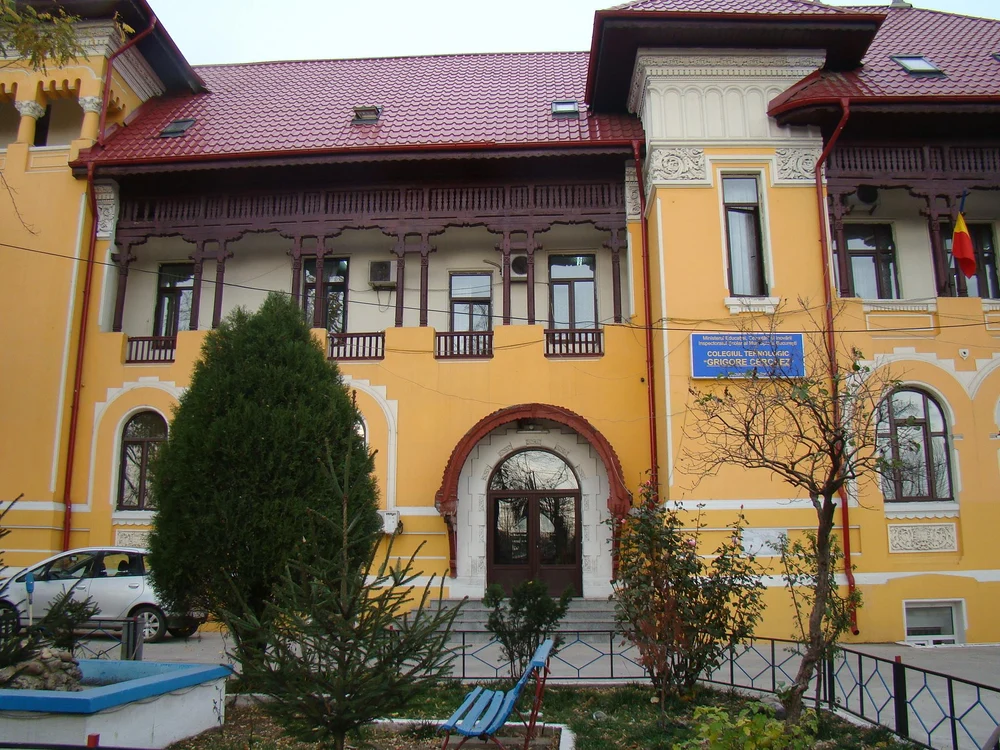 Un liceu din Capitală a fost evacuat după ce a fost semnalat miros de gaze