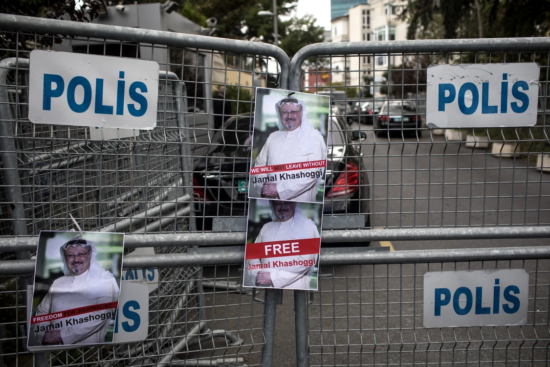 Zeci de afişe au fost prinse de gardul consulatului pentru a protesta împotriva execuţiei din data de 2 octombrie