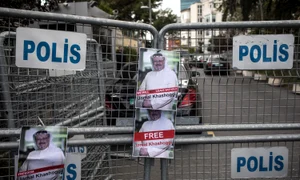 Zeci de afişe au fost prinse de gardul consulatului pentru a protesta împotriva execuţiei din data de 2 octombrie jpeg