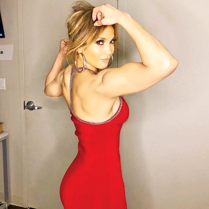 Jennifer Lopez (49 de ani). Greutatea: 59 kilograme, înălţimea: 1,65 metri