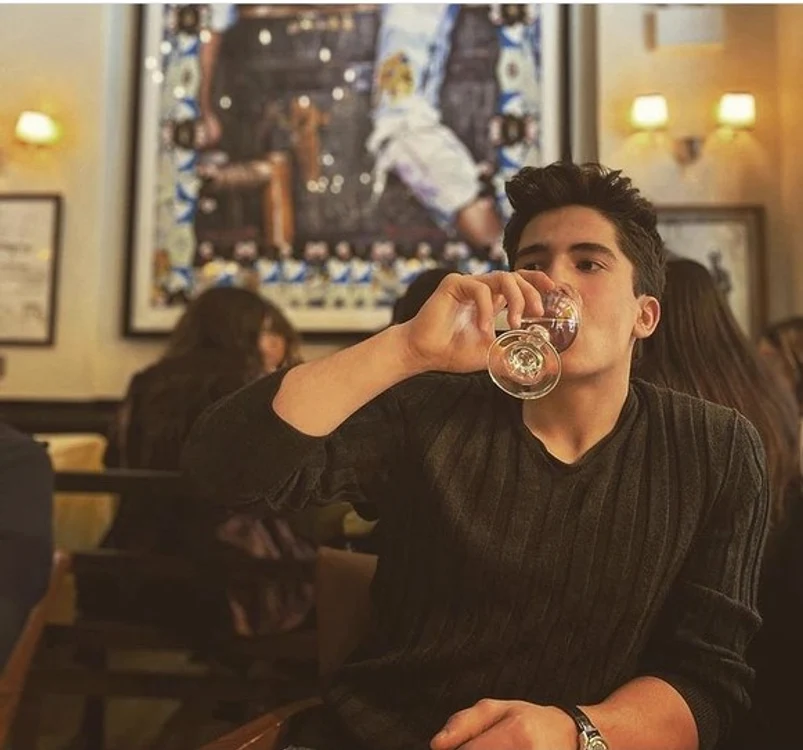 
    Ayan este acum un bărbnat în toată regulafoto: Instagram  