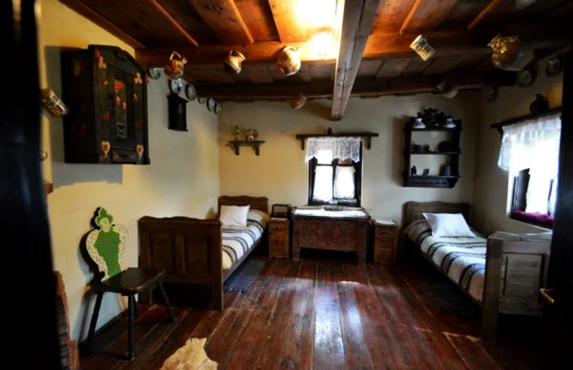 Spaţiile de cazare descriu  povestea caselor tradiţionale. FOTO: Facebook Casa Olarului