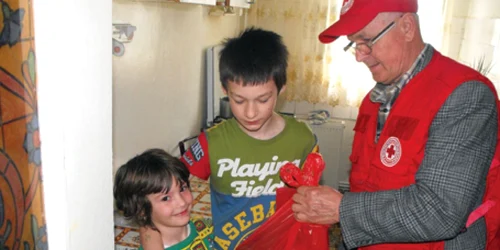 Echipele de la Crucea Roşie sar în ajutorul bolnavilor şi a celor nevoiaşi