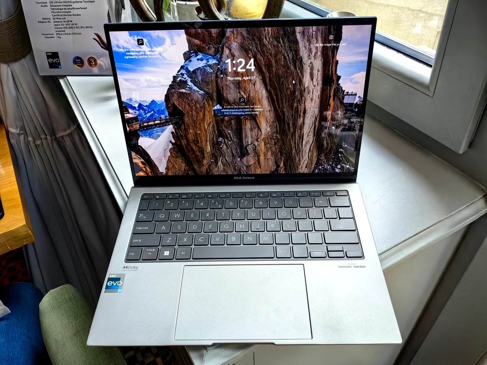ASUS Zenbook S 13 OLED. FOTO Adrian Pogîngeanu