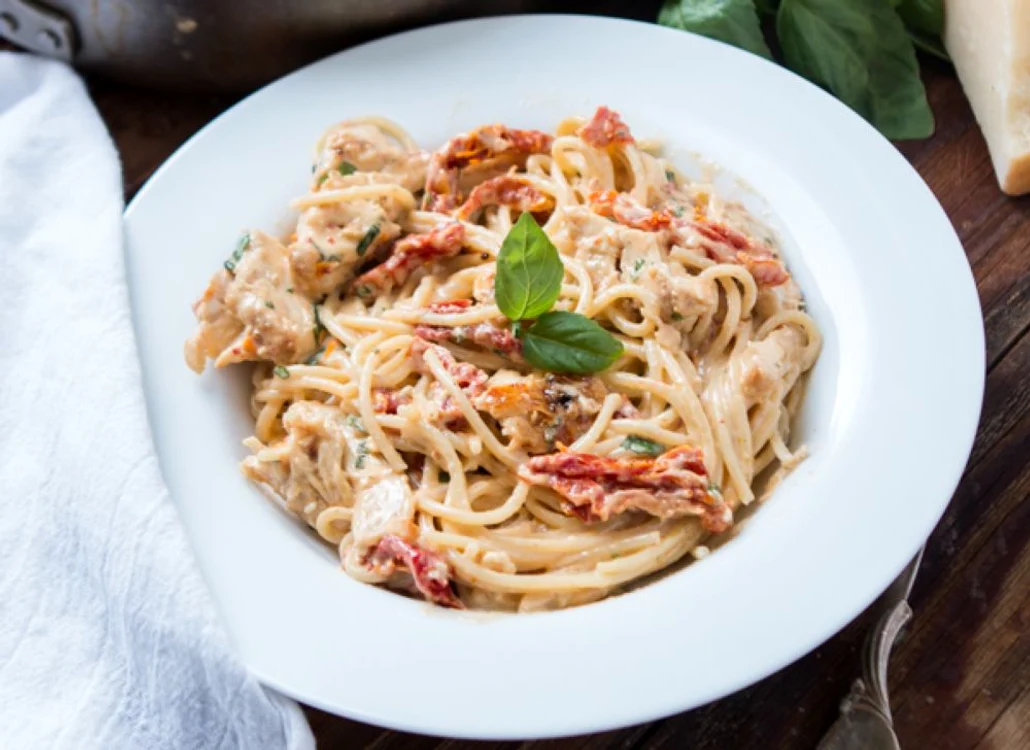 spaghete cu pui si rosii uscate 1 jpeg