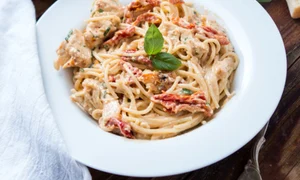 spaghete cu pui si rosii uscate 1 jpeg