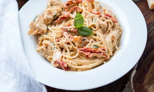 spaghete cu pui si rosii uscate 1 jpeg