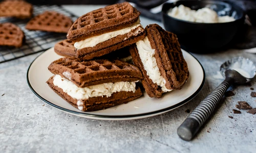 Gofre cu inghetata de vanilie  Sursa foto shutterstock 1802042077 jpg