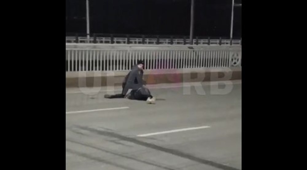 Momentul în care o rusoaică a fost arestată pentru că a îndrăznit să treacă prin fața coloanei oficiale a lui Putin