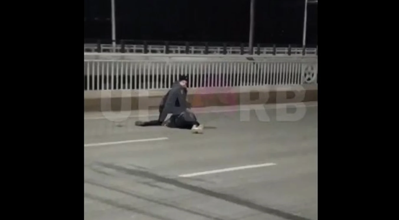 Rusoică bătută de un polițist la Ufa FOTO: Captură video