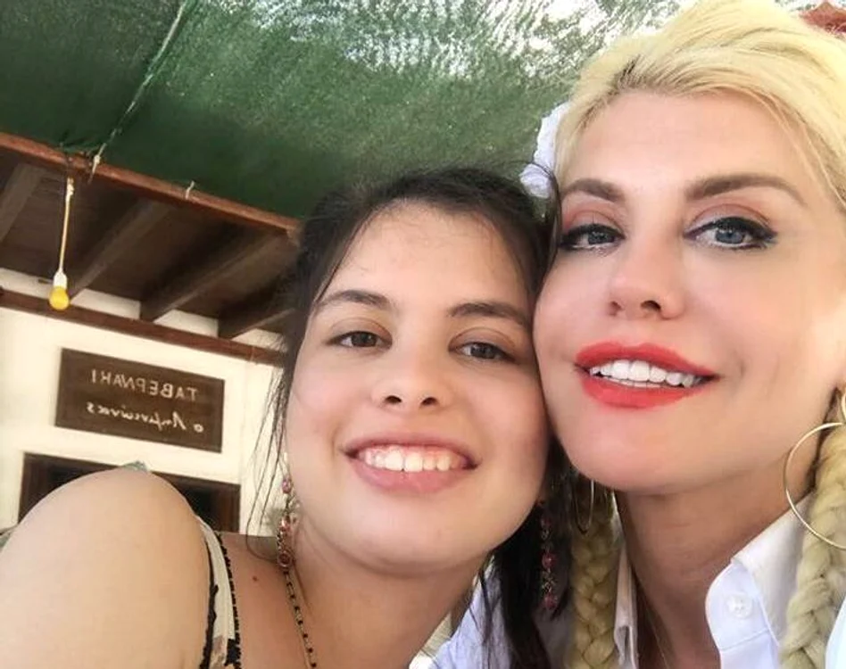 
    la 22 de ani, Elena s-a transformat într-o adevărată domnișoară și seamănă foarte bine cu mama eifoto: arhiva proprie  