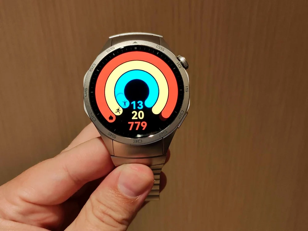 Huawei Watch 4 cu Activity Rings. FOTO Adrian Pogîngeanu