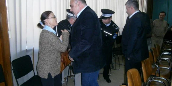 Poliţiştii locali au încercat să-i scoată pe cei doi din sala de şedinţe
