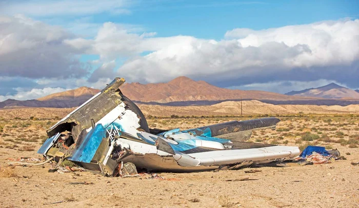 Naveta care făcea teste pentru a duce vedetele în spaţiu s-a făcut praf, vineri, în deşertul Mojave din SUA