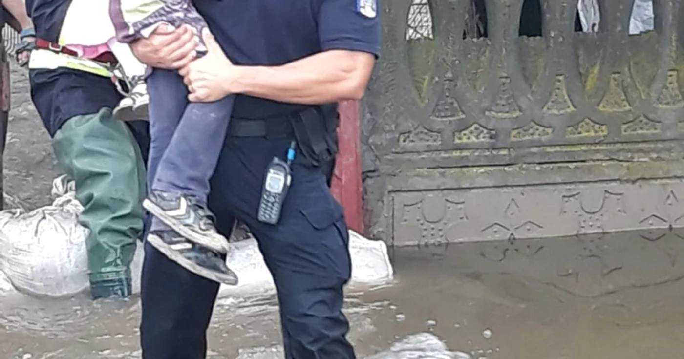 Alte imagini de la acţiunea de evacuare a apei de la inundaţia din Băbeni, iulie 2018, Foto: IJJ Vâlcea