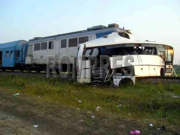 De departe, cel mai grav accident la o trecere la nivel cu o cale ferată, a avut loc în anul 2007, în localitatea Nisipuri. Foto: Agerpres