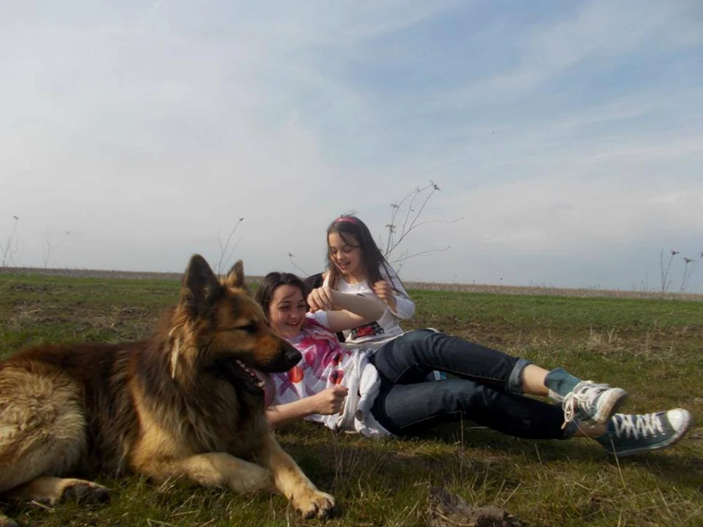 Simina, alături de cea mai bună prietenă, sora sa FOTO: arhiva personală Simina Barbu