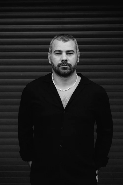 Regizorul român Eugen Jebeleanu purtând un costum negru. Foto: Sabina Costinel