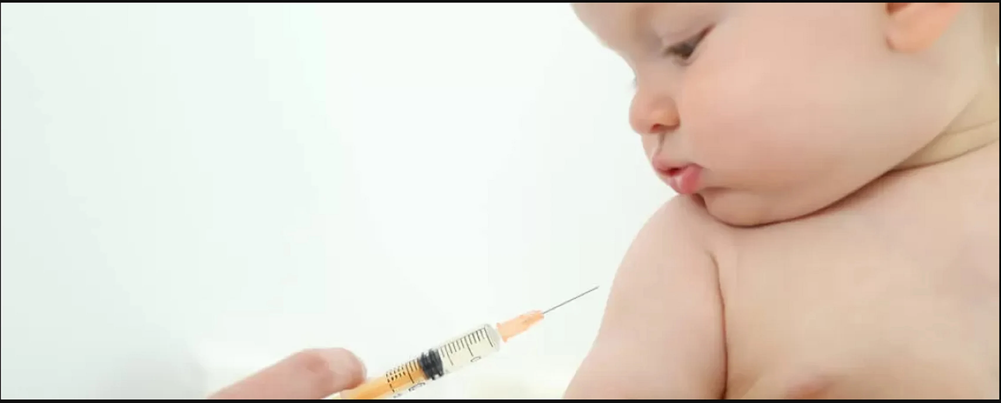 O nouă teorie conspiraționistă câștigă teren în România. Cum își pun unii părinți nou-născuții în pericol refuzând injecția cu vitamina K