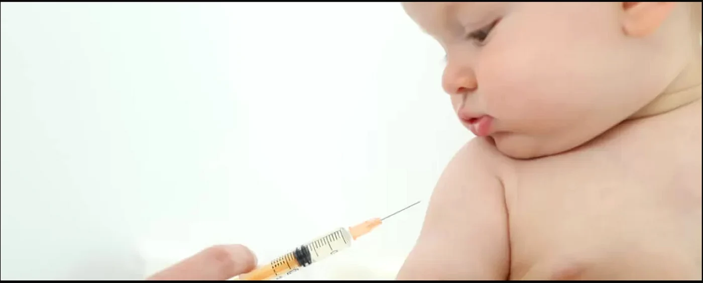 Un bebeluș injectat cu un vaccin
